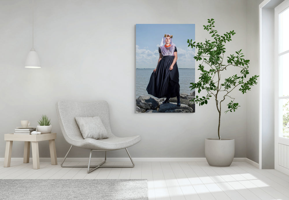 staand beeld charlotte in de katholieke Bevelandse dracht muurdecoratie 
