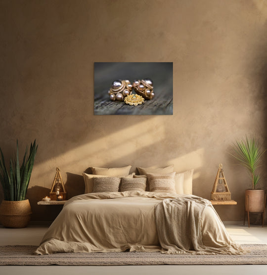 muurdecoratie Rem van den Bosch  gouden keelknopen en broche 