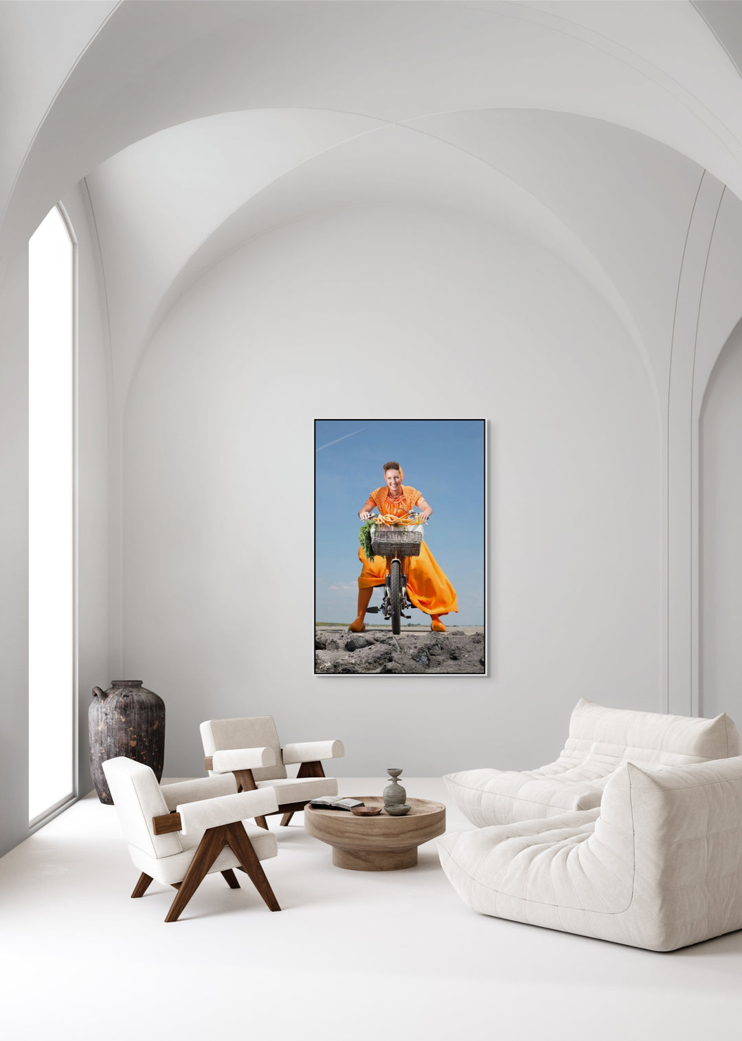 Ruby in oranje Walcherse dracht op een brommer met een mand vol wortels op de dijk , Zeeuwse wandkunst, muurdecoratie, rem van den Bosch 
