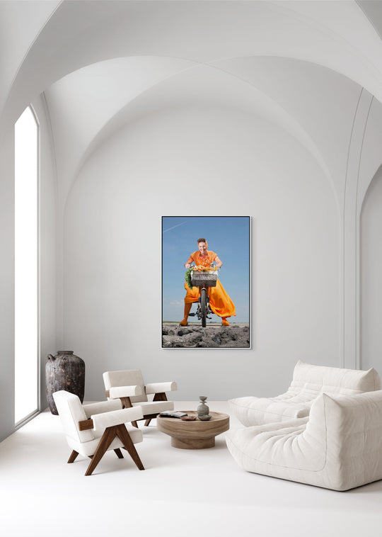 Ruby in oranje Walcherse dracht op een brommer met een mand vol wortels op de dijk , Zeeuwse wandkunst, muurdecoratie, rem van den Bosch 
