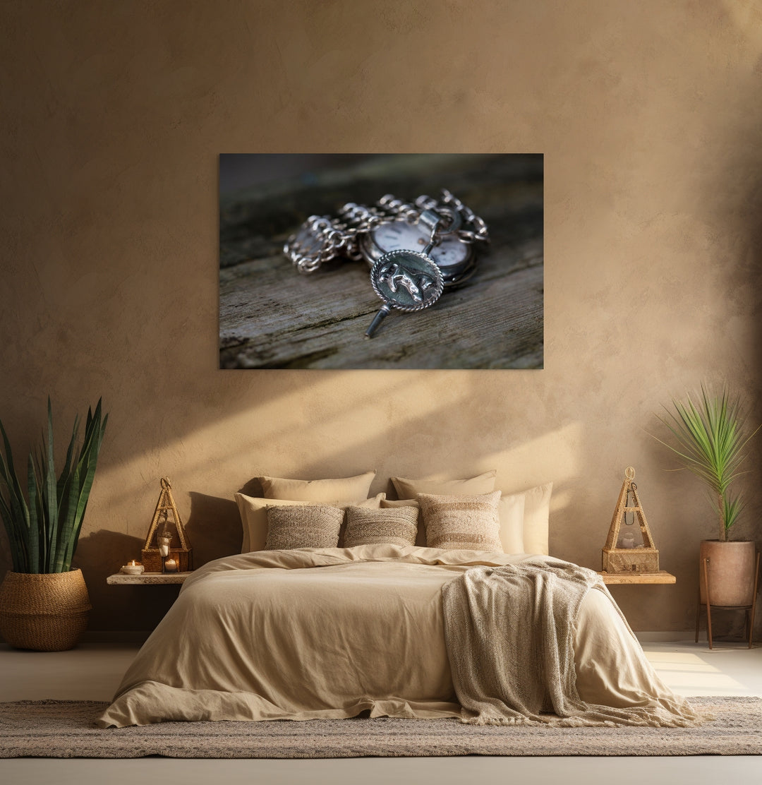 wall art, muurdecor, Zilveren Zeeuws zakhorloge met paard, traditioneel erfgoedobject, gefotografeerd door Rem van den Bosch 