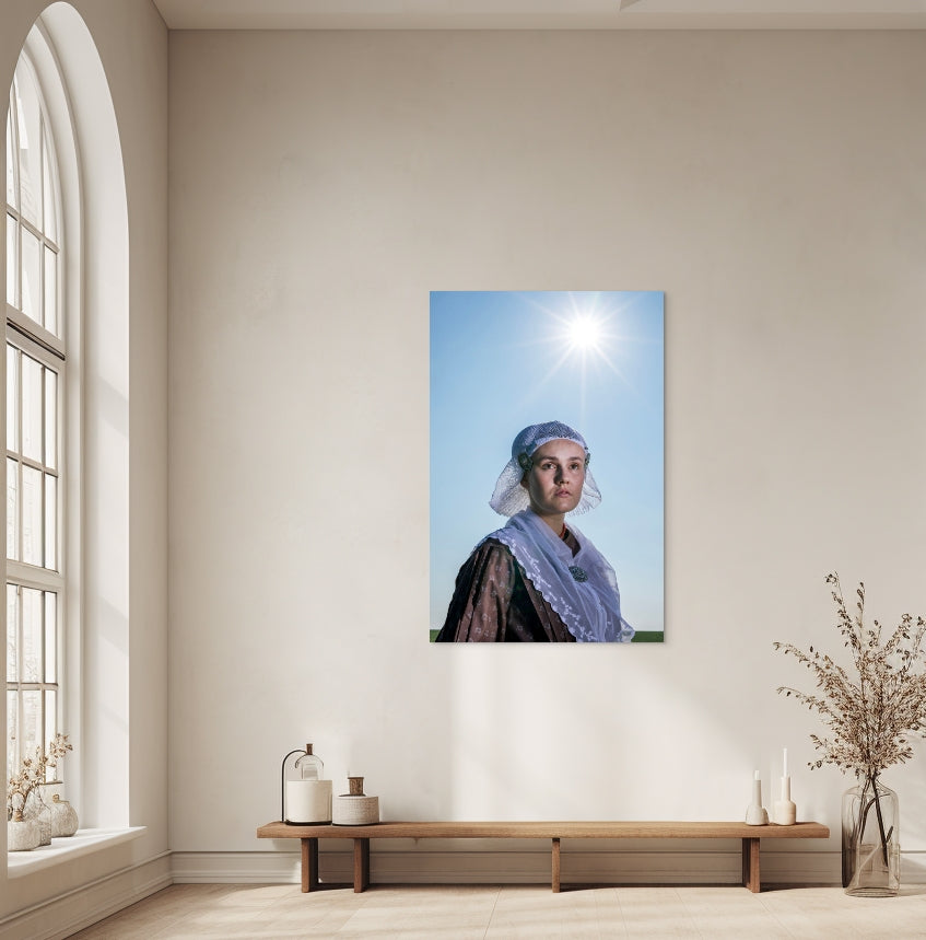Portret van Linde in traditionele Friese dracht met zonlicht. Rem van Den Bosch fotografie, muurkunst, wandkunst 