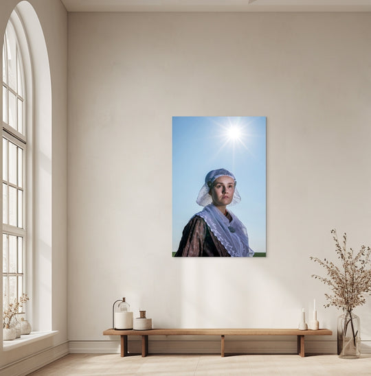 Portret van Linde in traditionele Friese dracht met zonlicht. Rem van Den Bosch fotografie, muurkunst, wandkunst 