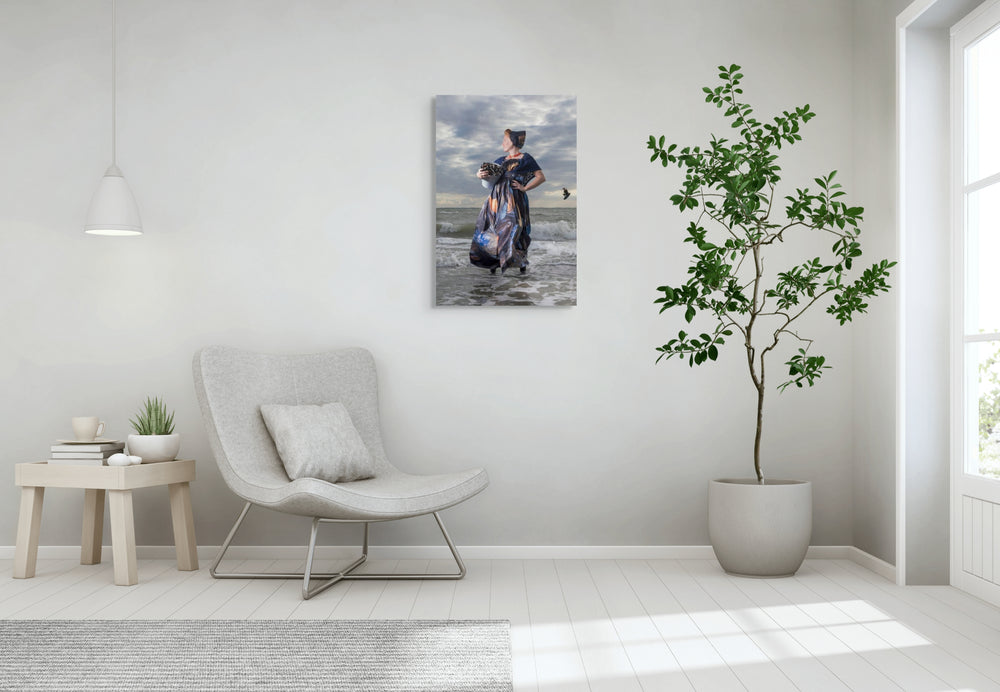 Muurdecoratie, Fotografie Rem van Den Bosch. Sharon met mosseldracht en mosselen in zee, kitesurfer op de achtergrond 