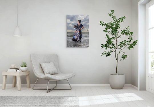 Muurdecoratie, Fotografie Rem van Den Bosch. Sharon met mosseldracht en mosselen in zee, kitesurfer op de achtergrond 