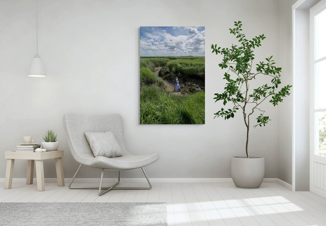 Staand portret van Lois in moderne Hulster dracht in de slikken van Saeftinghe, kunstfotografie door Rem van den Bosch, muurdecoratie 