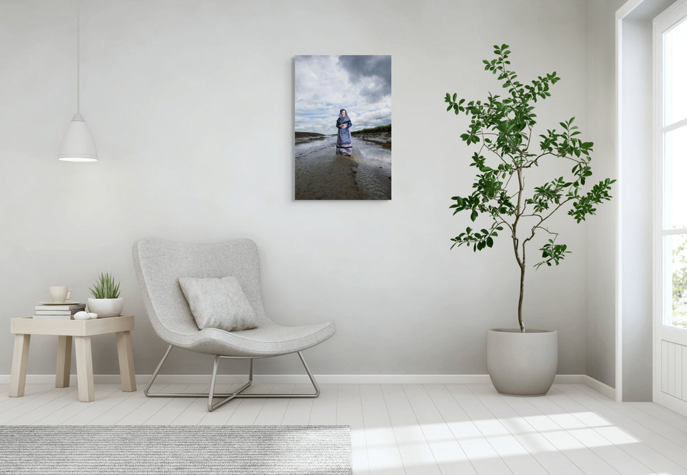 Lois in moderne Hulster dracht in blauw-grijze tinten in Saeftinghe, kunstfotografie door Rem van den Bosch, uurdecoratie, fotografie 