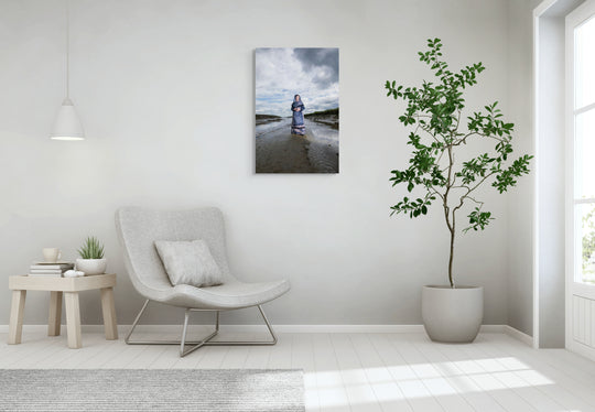 Lois in moderne Hulster dracht in blauw-grijze tinten in Saeftinghe, kunstfotografie door Rem van den Bosch, uurdecoratie, fotografie 