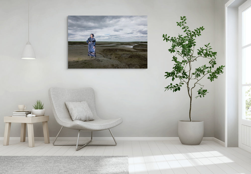 Lois in moderne Hulster dracht in blauw-grijze tinten in Saeftinghe, kunstfotografie door Rem van den Bosch, muurdecoratie 