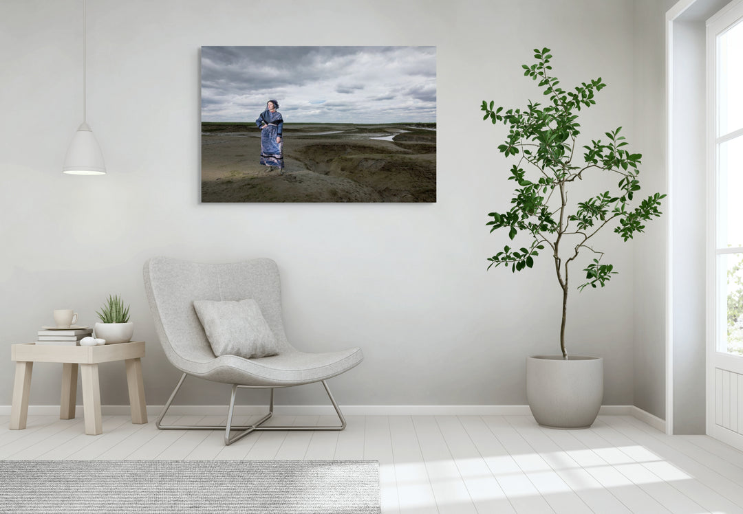 Lois in moderne Hulster dracht in blauw-grijze tinten in Saeftinghe, kunstfotografie door Rem van den Bosch, muurdecoratie 