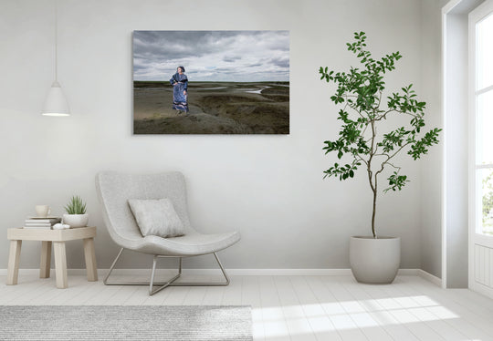 Lois in moderne Hulster dracht in blauw-grijze tinten in Saeftinghe, kunstfotografie door Rem van den Bosch, muurdecoratie 