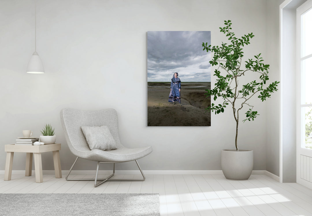 Staand portret van Lois in moderne Hulster dracht in blauw-grijze tinten in Saeftinghe, kunstfotografie door Rem van den Bosch, muurdecoratie 