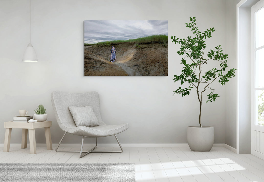 Liggend portret van Lois in moderne Hulster dracht in een schor van Saeftinghe, kunstfotografie door Rem van den Bosch, muurdecoratie, fotografie 