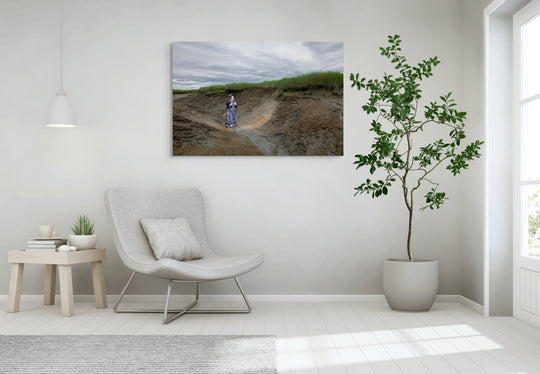 Liggend portret van Lois in moderne Hulster dracht in een schor van Saeftinghe, kunstfotografie door Rem van den Bosch, muurdecoratie, fotografie 