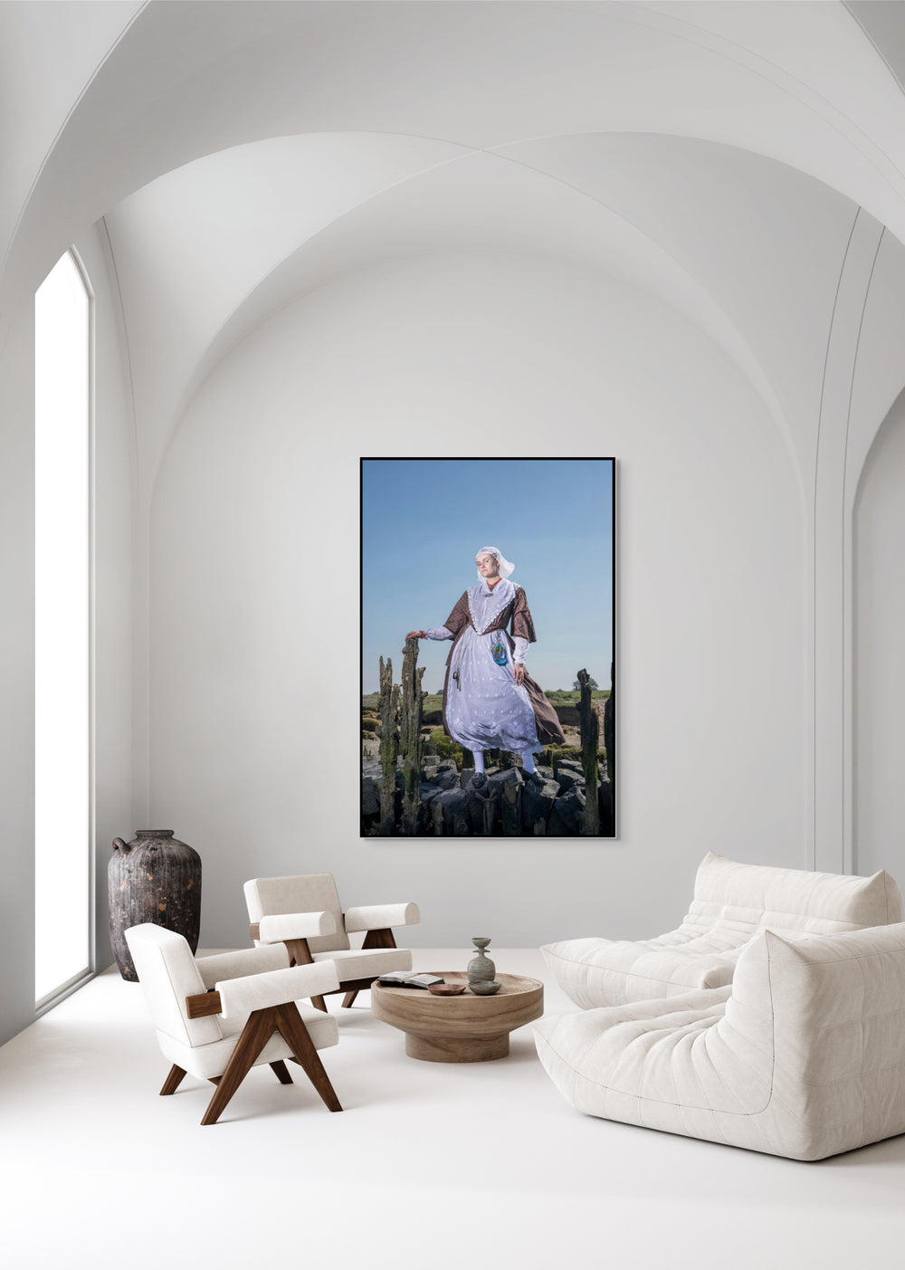 Linde in traditionele Friese dracht staand tussen oude paalhoofden. Fotografie Rem van Den Bosch, muurdecoratie, wandkunst 