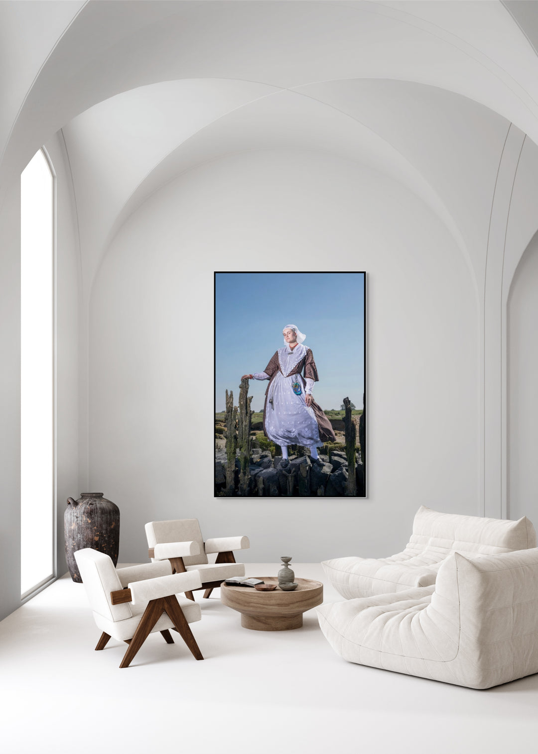 Linde in traditionele Friese dracht staand tussen oude paalhoofden. Fotografie Rem van Den Bosch, muurdecoratie, wandkunst 