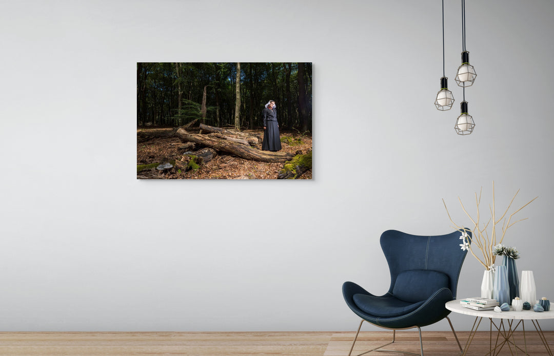 muurdecoratie Rem van den Bosch, Linde in de dracht van Gooi- en Eemland in het bos. Wandkunst 