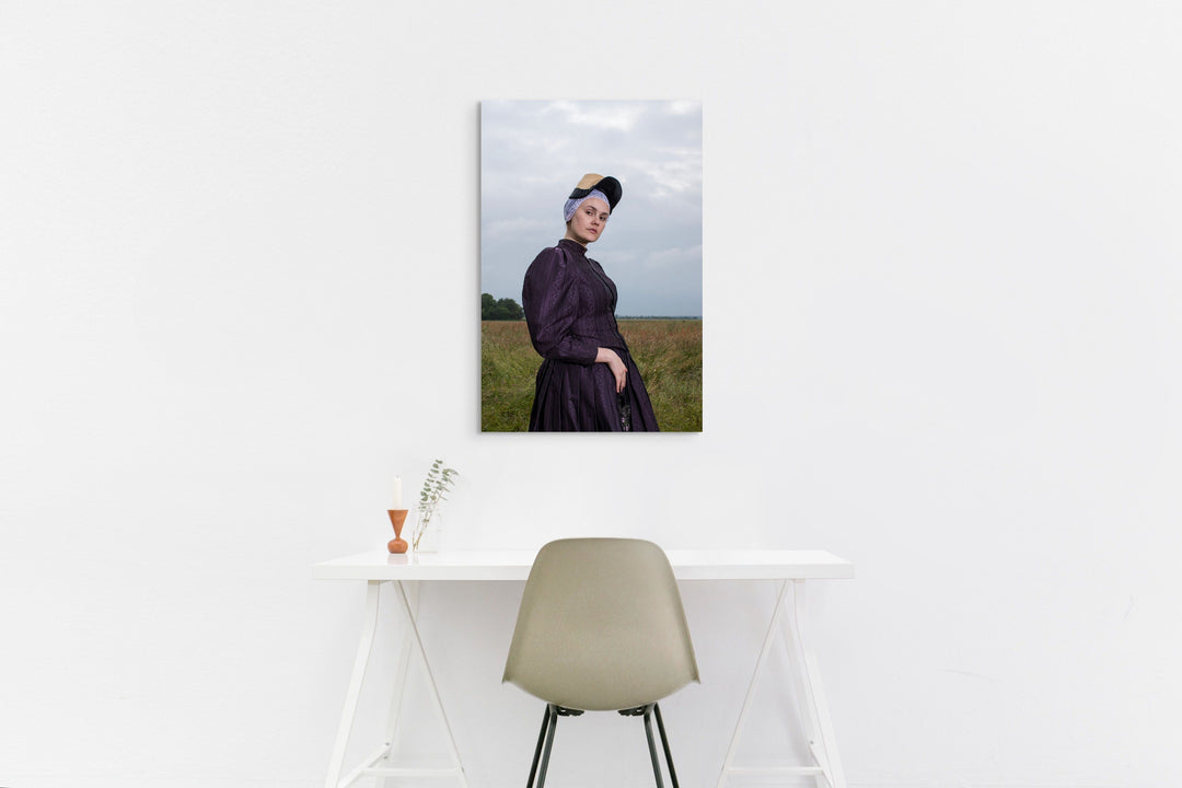 Portret van Linde in traditionele Wieringse dracht, muurdecoratie, wandkunst, wall art, gefotografeerd door Rem van den Bosch 