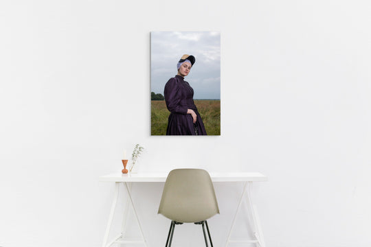Portret van Linde in traditionele Wieringse dracht, muurdecoratie, wandkunst, wall art, gefotografeerd door Rem van den Bosch 
