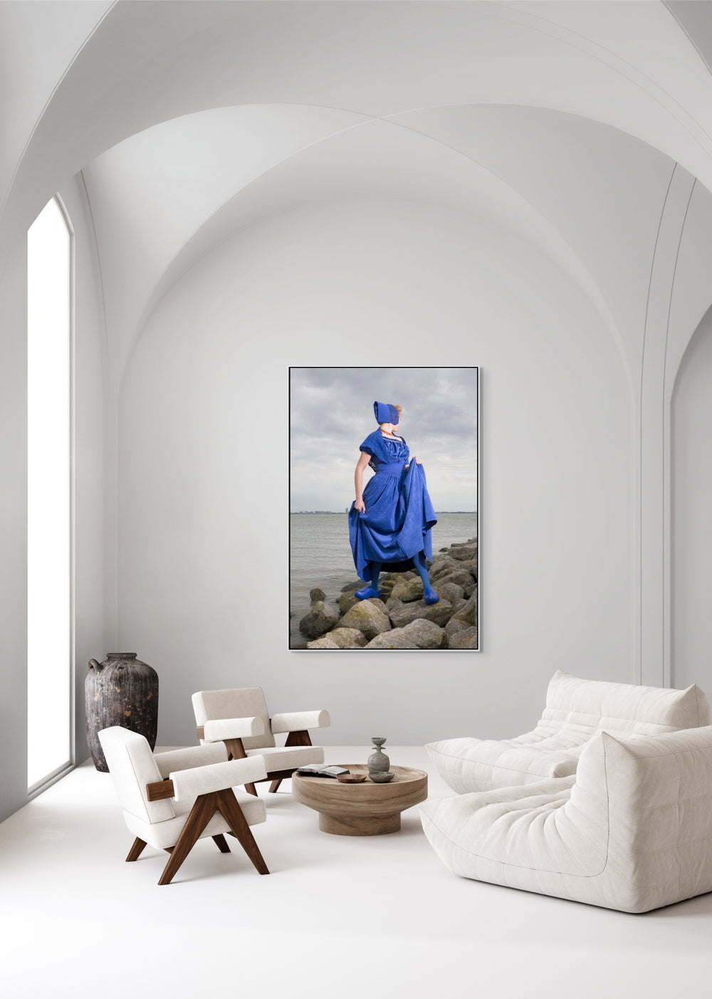 Staand portret van Wahine in moderne blauwe Walcherse dracht , muurdecoratie, rem van Den Bosch 