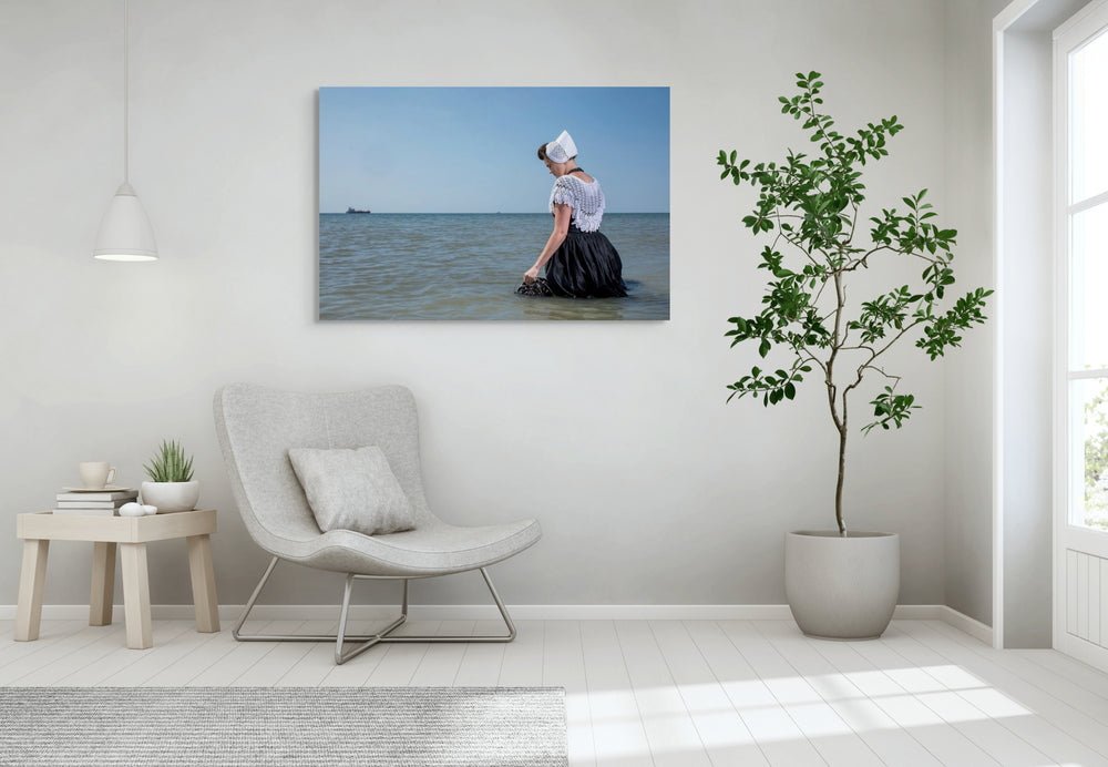 mock up Zeeuwse boerin in de zee , foto Rem van Den Bosch 