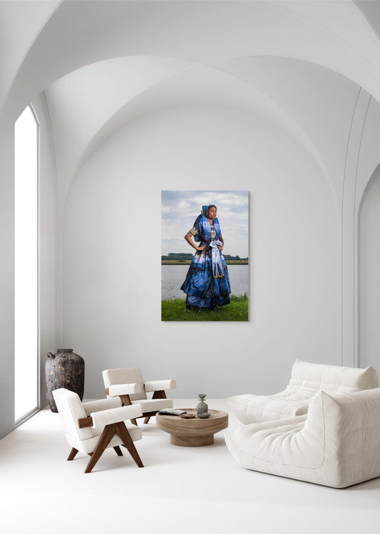 Staand portret van Jazzmine in moderne Axelse dracht aan het water