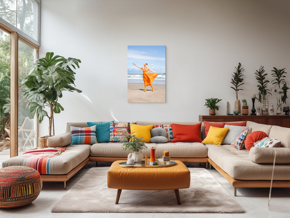 Linde in moderne oranje Walcherse dracht op het strand, muurdecoratie Rem van den Bosch