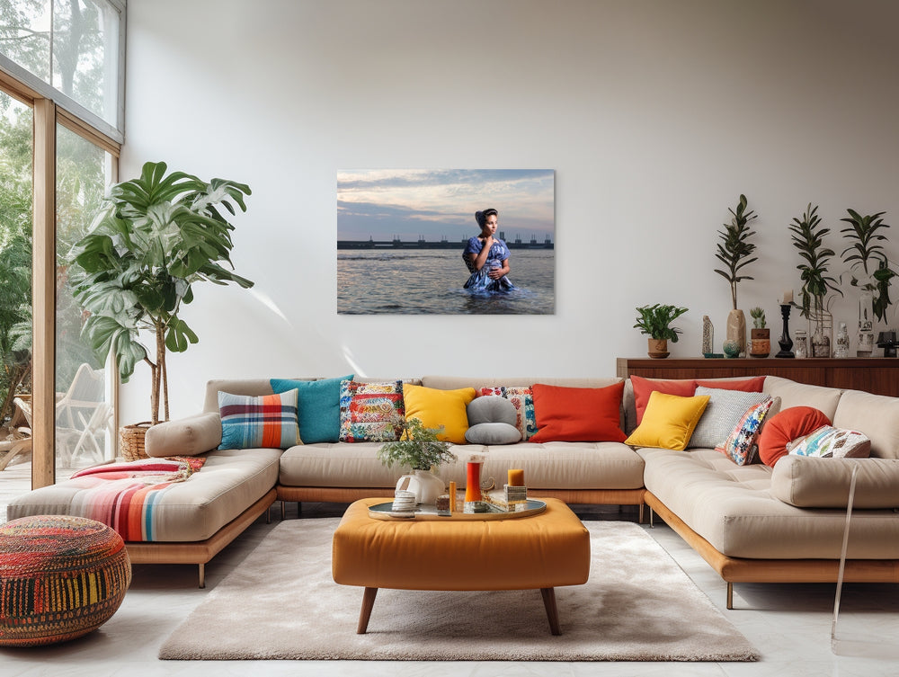 Liggend fotobeeld van Narena in moderne Walcherse dracht met oesterprint bij de stormvloedkering muurdecoratie Rem van den Bosch 