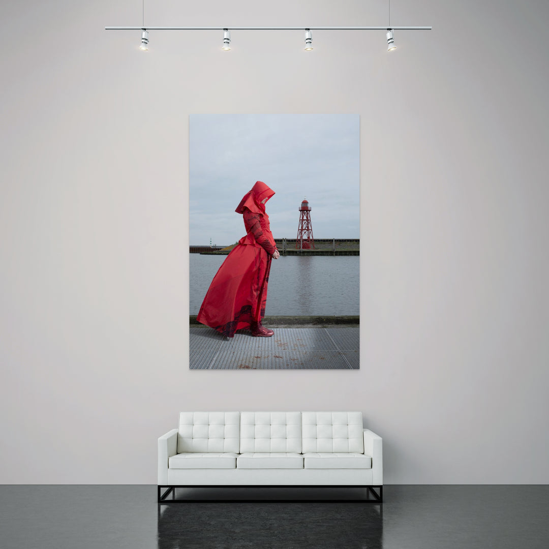 Linde in rode rouwdracht van Wieringen aan de haven met vuurtoren op de achtergrond , Nederlandse wandkunst, fotografie Rem van den Bosch , muurdecoratie 
