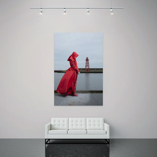 Linde in rode rouwdracht van Wieringen aan de haven met vuurtoren op de achtergrond , Nederlandse wandkunst, fotografie Rem van den Bosch , muurdecoratie 