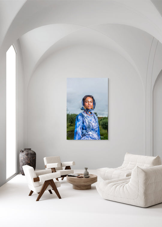 Portret van Jazzmine in moderne Cadzandse dracht in blauwtinten met traditionele sieraden – kunstfotografie door Rem van den Bosch, muurdecoratie 