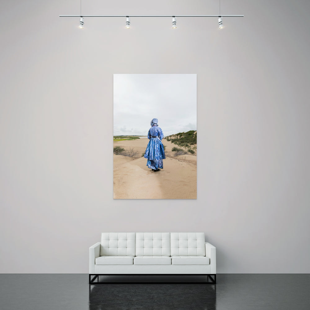 Rugaanzicht van Jazzmine in moderne Cadzandse dracht in blauwtinten in de duinen,  kunstfotografie door Rem van den Bosch. muurdecoratie 