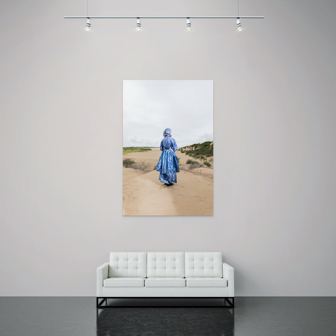 Rugaanzicht van Jazzmine in moderne Cadzandse dracht in blauwtinten in de duinen,  kunstfotografie door Rem van den Bosch. muurdecoratie 