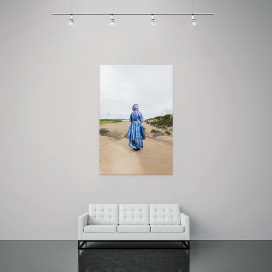 Rugaanzicht van Jazzmine in moderne Cadzandse dracht in blauwtinten in de duinen,  kunstfotografie door Rem van den Bosch. muurdecoratie 