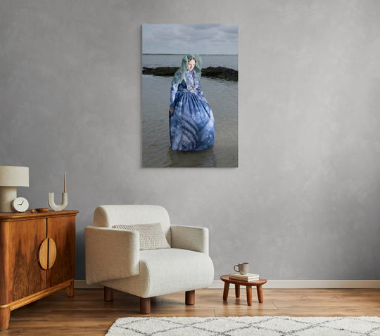 mock up Lieve in moderne Schouwse dracht, kijkend naar de zeebodem