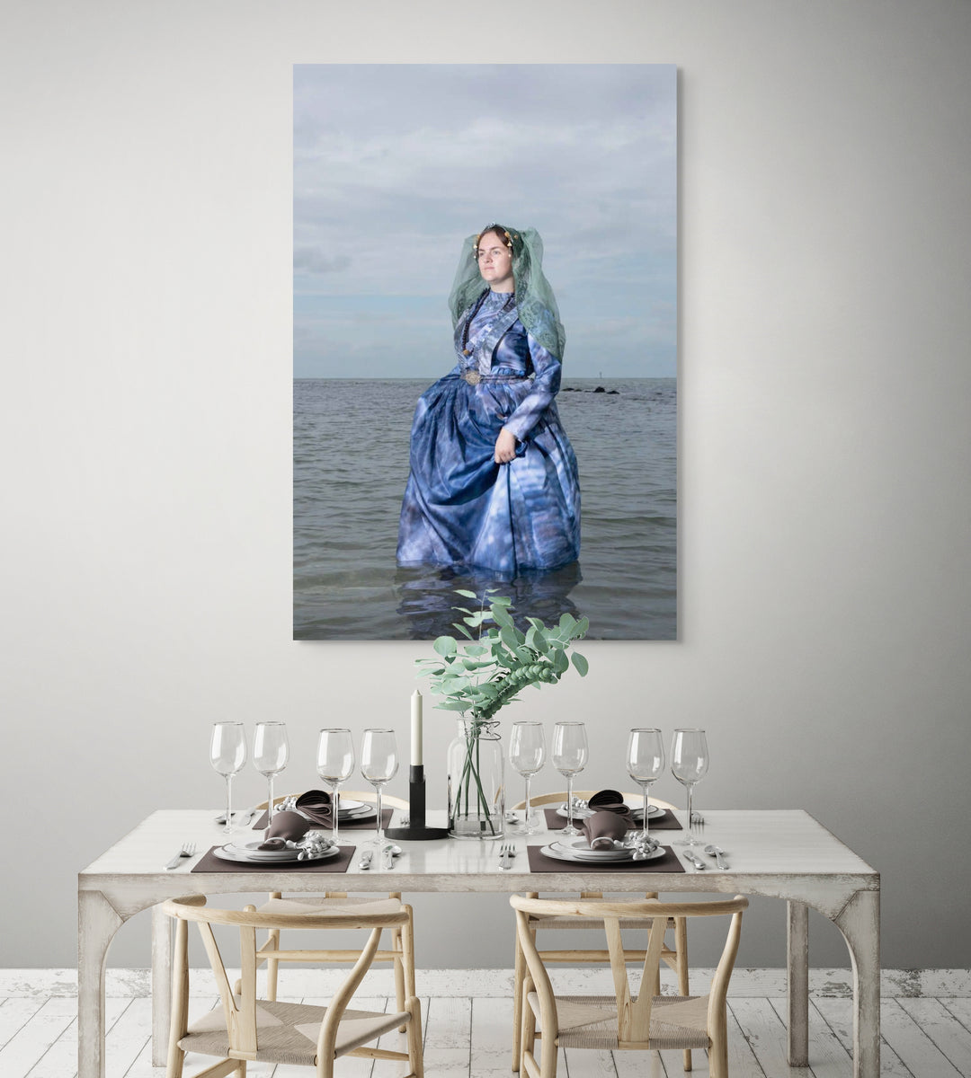 Mock-up van Live staand in de zee in de moderne dracht van Schouwen 