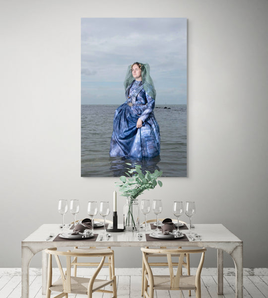 Mock-up van Live staand in de zee in de moderne dracht van Schouwen 