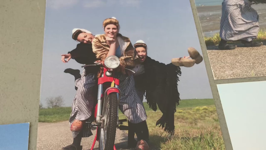 Filmpje kaartenset Zeeuws Meisje traditioneel op de brommer 